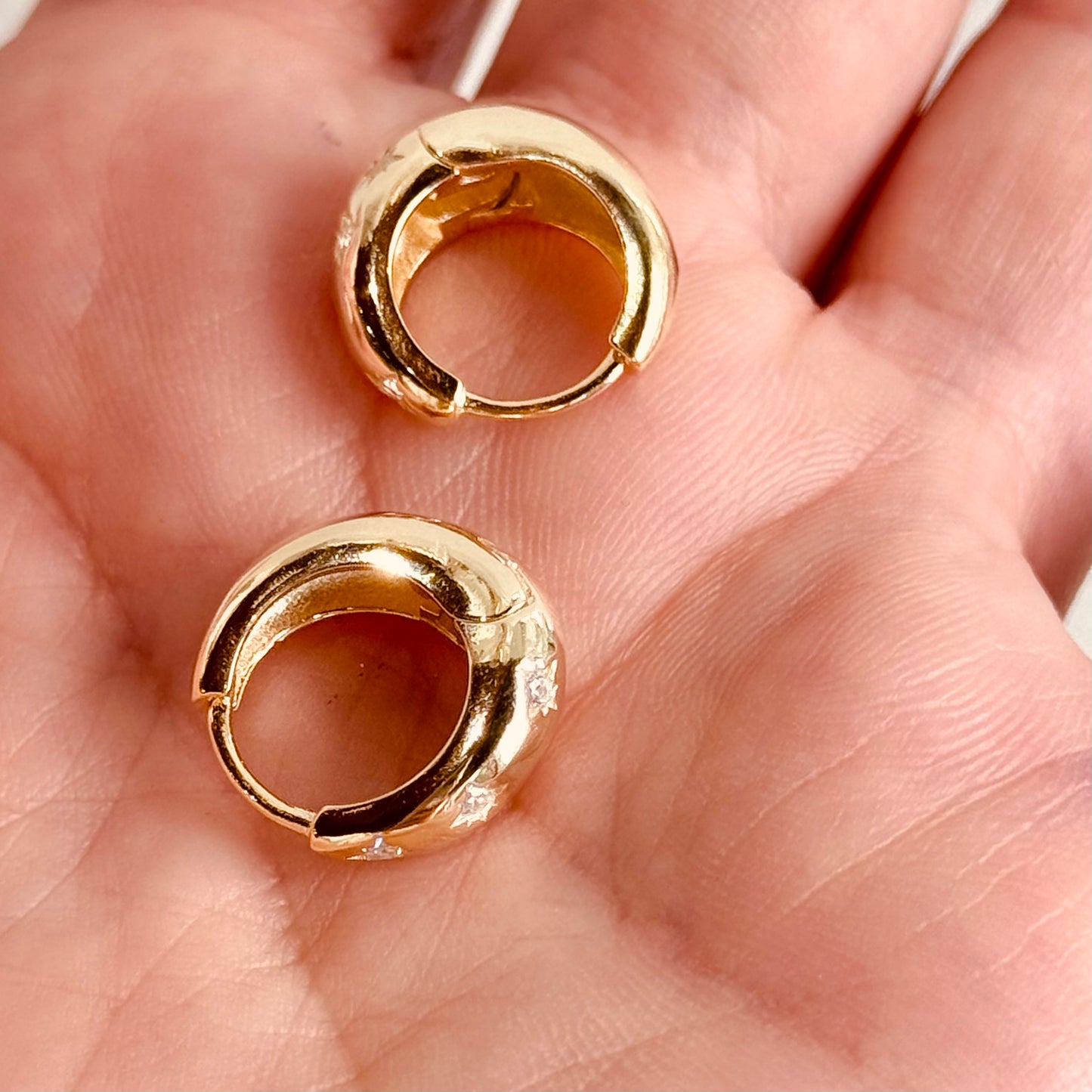 Hoops leggermente Ovalizzato con punti luce - by Samyijoux